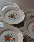 assiette blanche à motifs