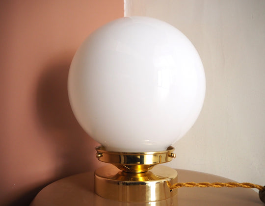 Globe en opaline et socle laiton